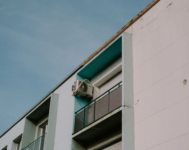 Air conditioning unit with low refrigerant affecting cooling